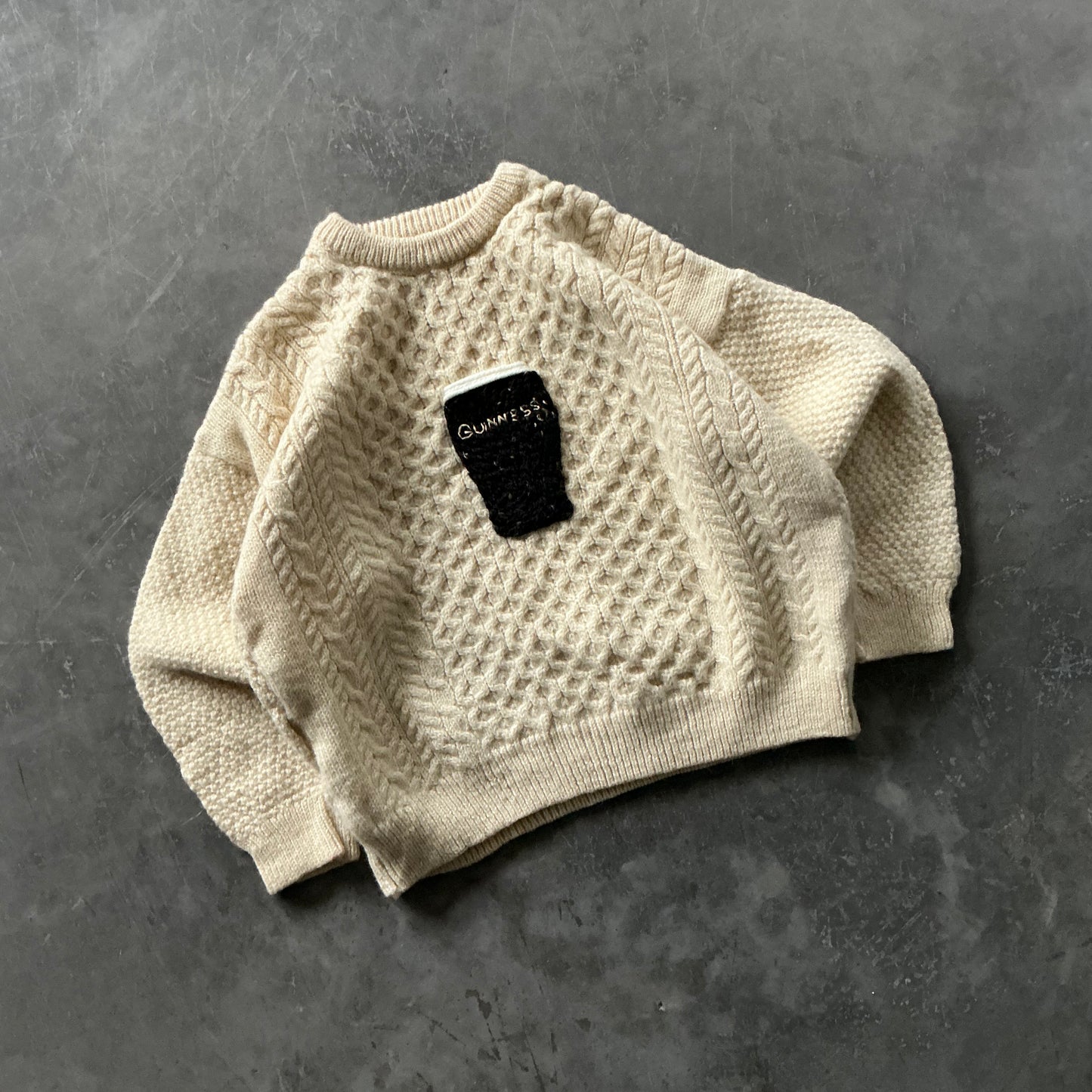 (24) Guinness Pint Geansaí Size Boxy Small