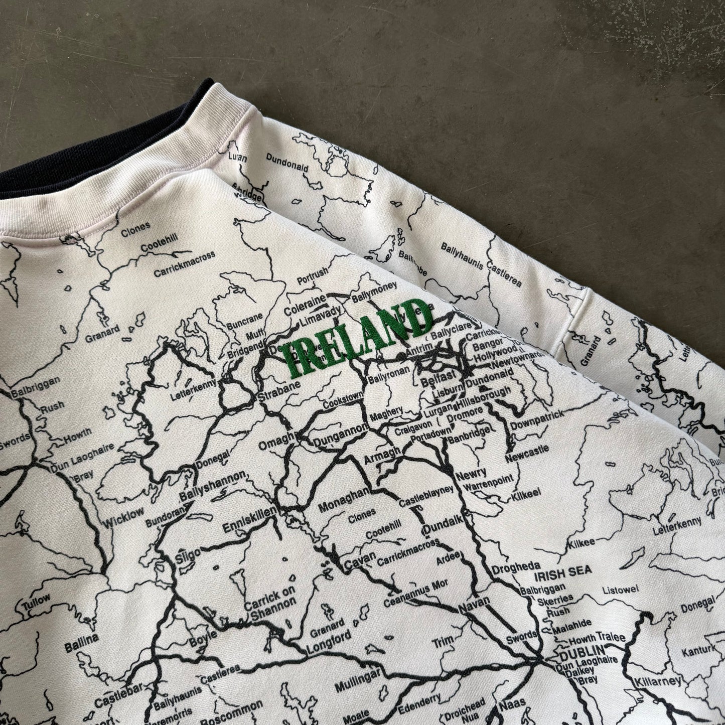 90's Rare Map of Ireland Sweatshirt Size XL