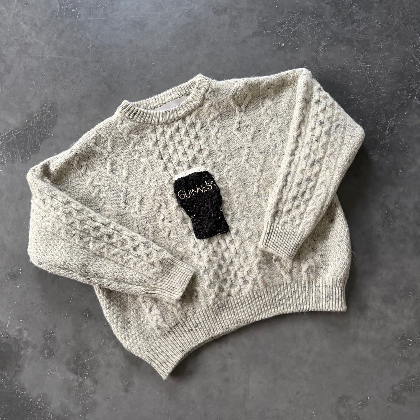 (12) Guinness Pint Geansaí Boxy XS