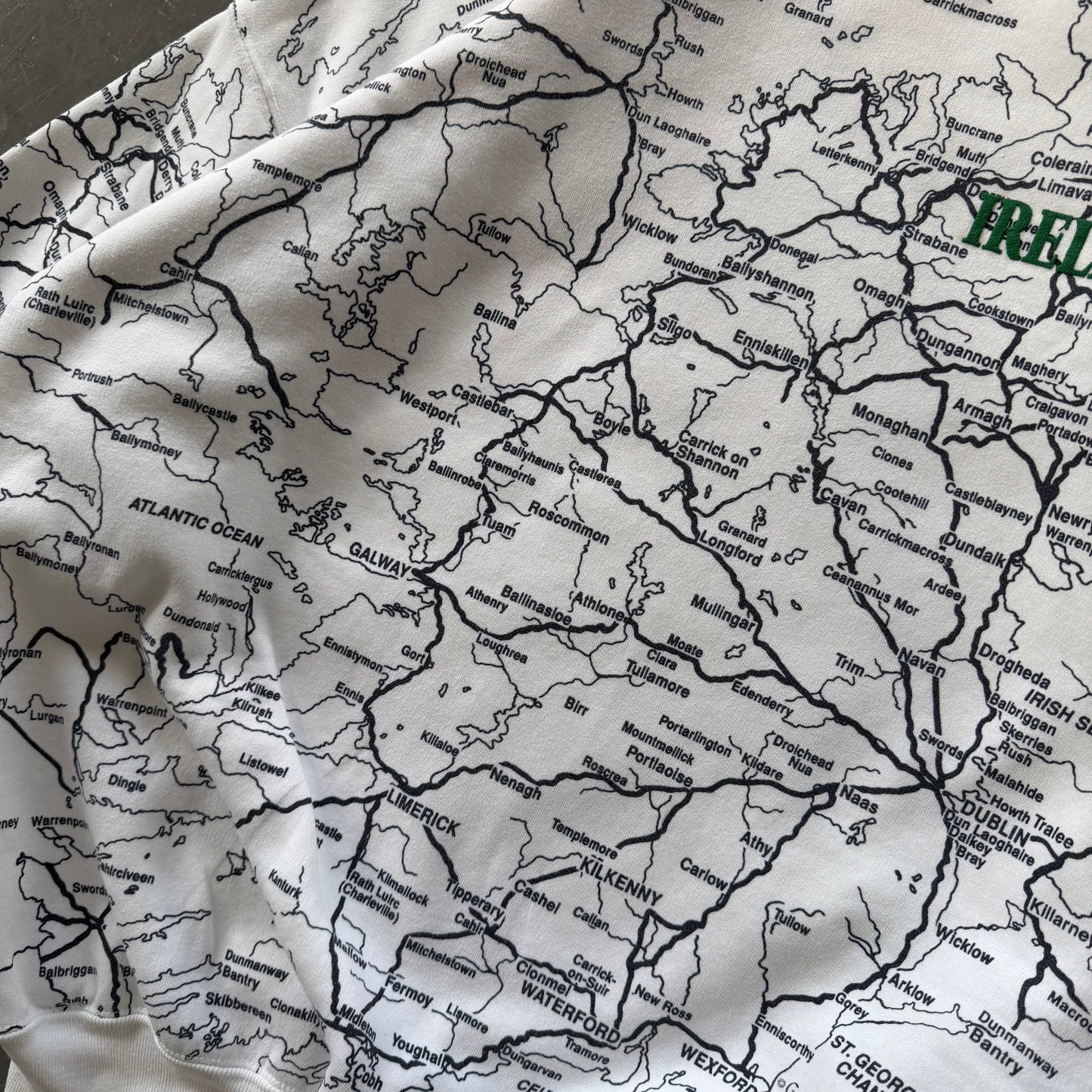 90's Rare Map of Ireland Sweatshirt Size XL