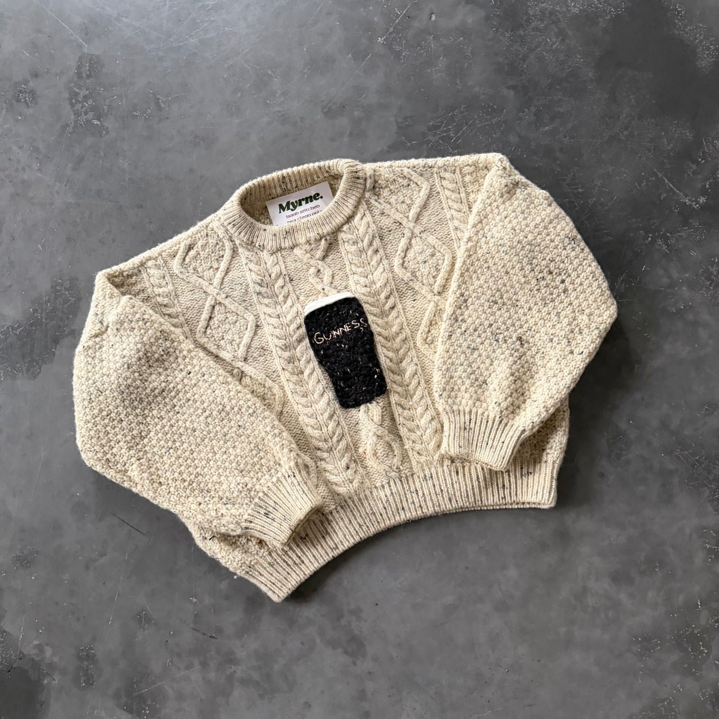 (8) Guinness Pint Geansaí Size Boxy Small WMNS